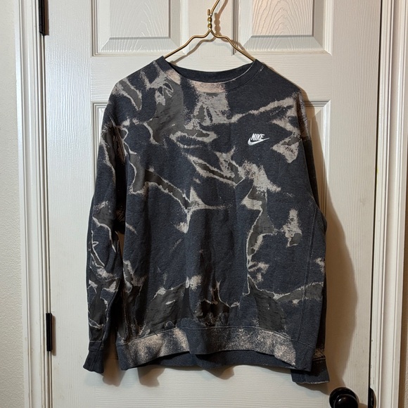 Nike women’s Crewneck Sweatshirt - Picture 1 of 9